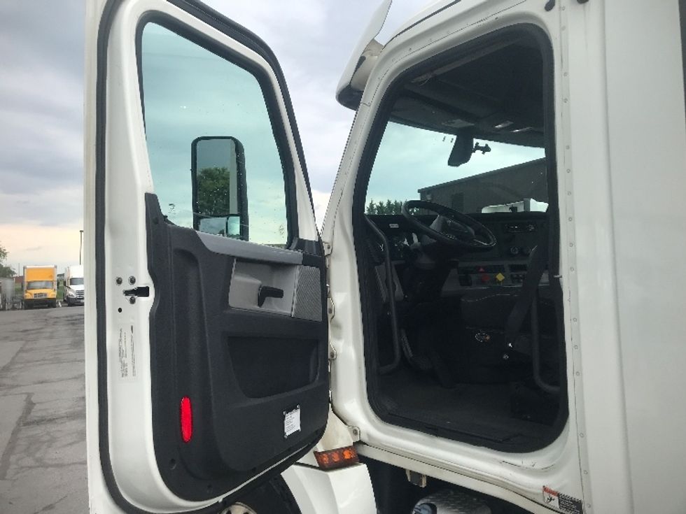 Day Cab Tractor-Heavy Duty Tractors-Freightliner-2018-T12664ST-Harrisburg-PA-703,965\n\t\tmiles-$ 23,250 - Image 9