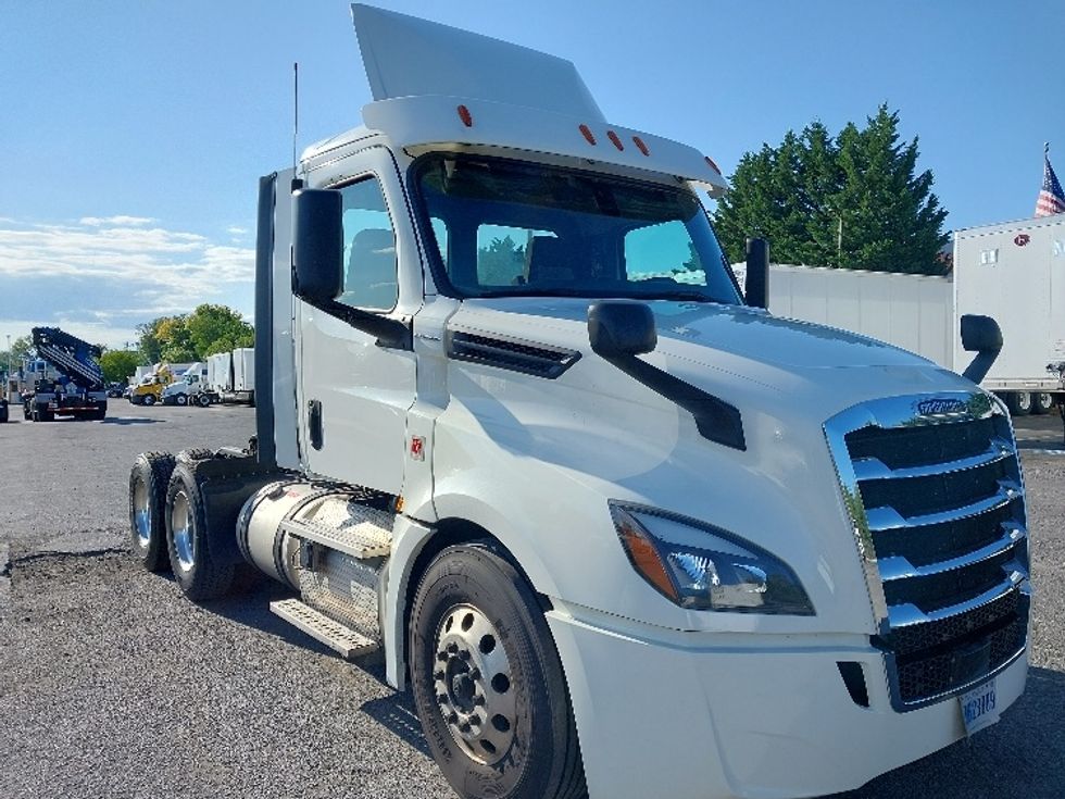 Day Cab Tractor-Heavy Duty Tractors-Freightliner-2018-T12664ST-Harrisburg-PA-705,485\n\t\tmiles-$ 27,500 - Image 1