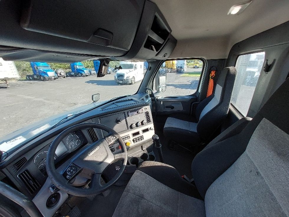 Day Cab Tractor-Heavy Duty Tractors-Freightliner-2018-T12664ST-Harrisburg-PA-705,485\n\t\tmiles-$ 27,500 - Image 10