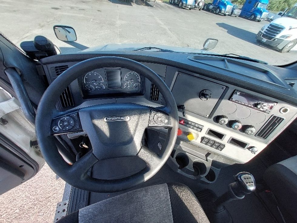 Day Cab Tractor-Heavy Duty Tractors-Freightliner-2018-T12664ST-Harrisburg-PA-705,485\n\t\tmiles-$ 27,500 - Image 11