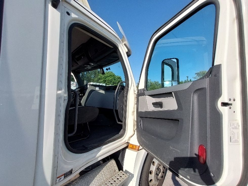 Day Cab Tractor-Heavy Duty Tractors-Freightliner-2018-T12664ST-Harrisburg-PA-705,485\n\t\tmiles-$ 27,500 - Image 12