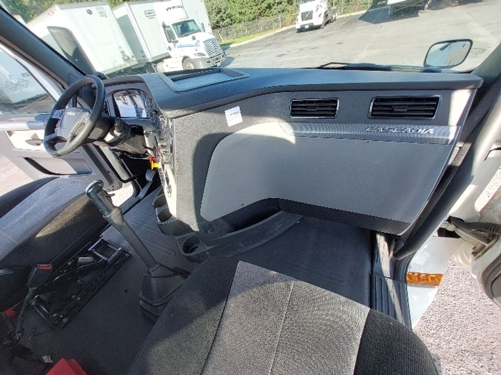 Day Cab Tractor-Heavy Duty Tractors-Freightliner-2018-T12664ST-Harrisburg-PA-705,485\n\t\tmiles-$ 27,500 - Image 13