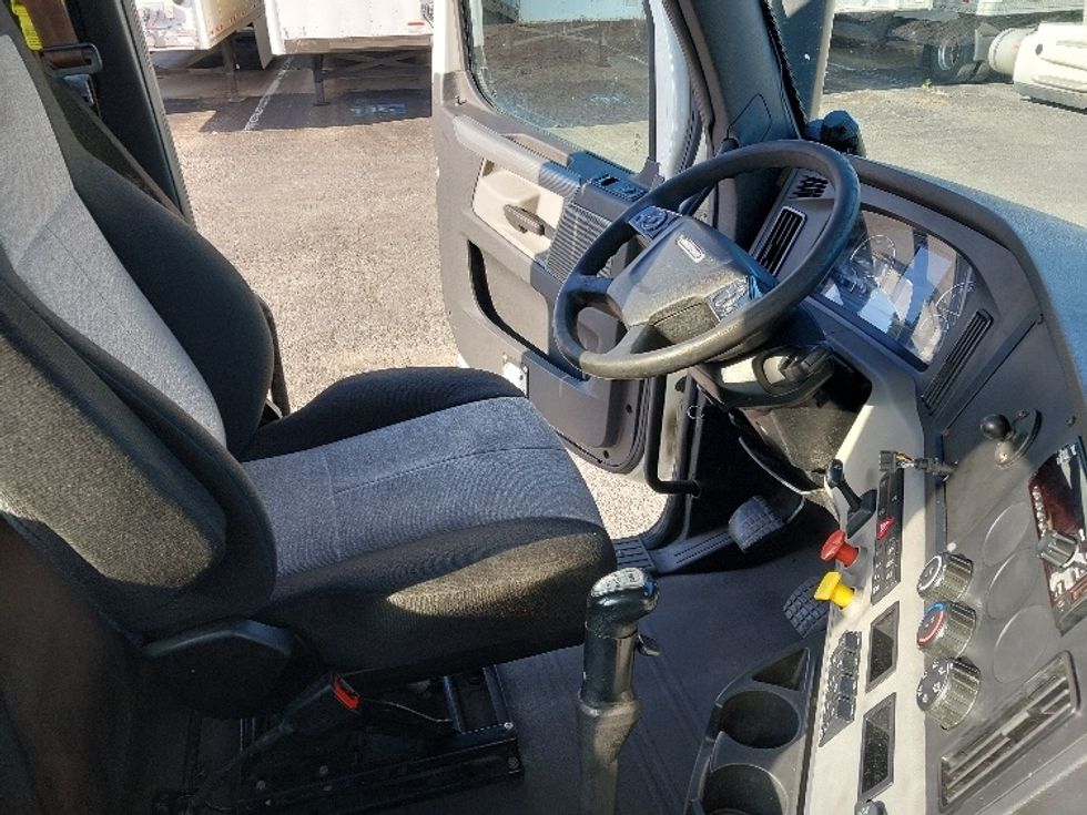 Day Cab Tractor-Heavy Duty Tractors-Freightliner-2018-T12664ST-Harrisburg-PA-705,485\n\t\tmiles-$ 27,500 - Image 14