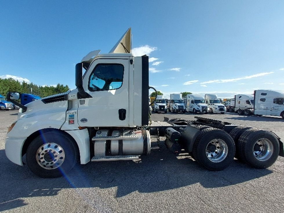 Day Cab Tractor-Heavy Duty Tractors-Freightliner-2018-T12664ST-Harrisburg-PA-705,485\n\t\tmiles-$ 27,500 - Image 4