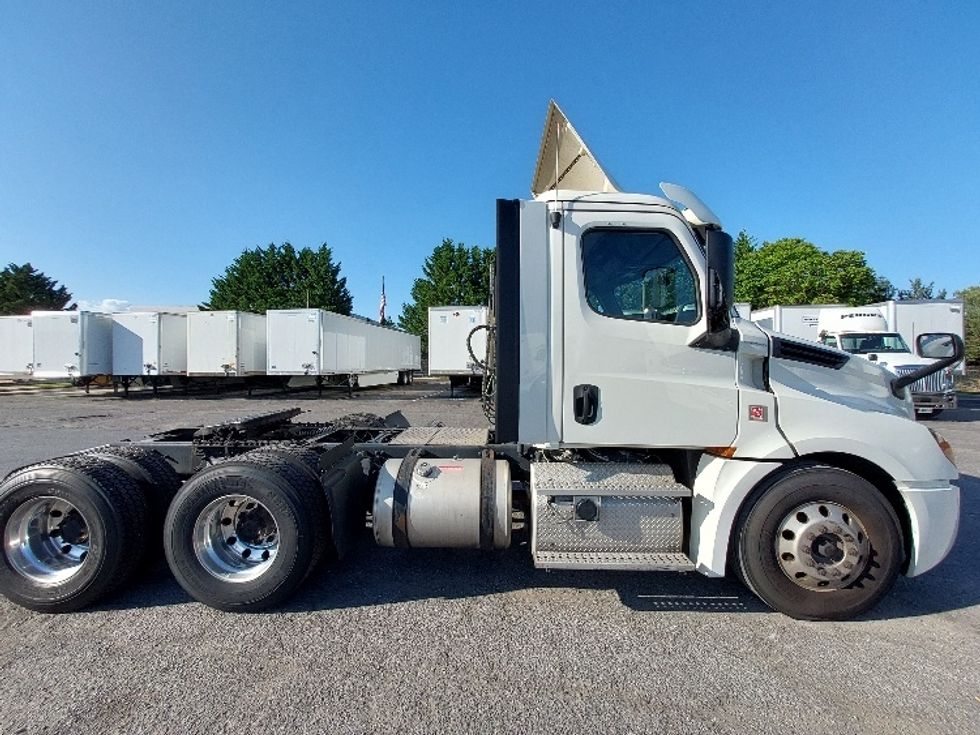 Day Cab Tractor-Heavy Duty Tractors-Freightliner-2018-T12664ST-Harrisburg-PA-705,485\n\t\tmiles-$ 27,500 - Image 8