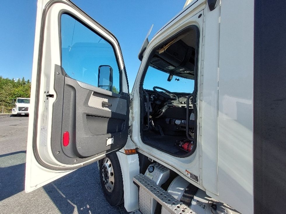 Day Cab Tractor-Heavy Duty Tractors-Freightliner-2018-T12664ST-Harrisburg-PA-705,485\n\t\tmiles-$ 27,500 - Image 9