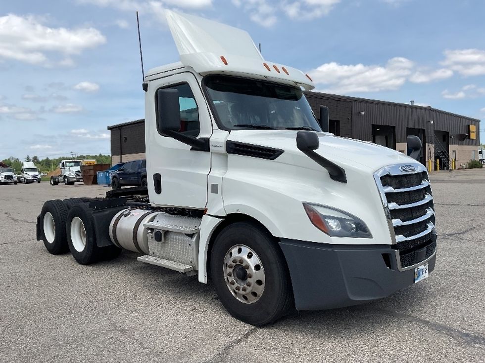 Day Cab Tractor-Heavy Duty Tractors-Freightliner-2018-T12664ST-Holland-MI-351,149\n\t\tmiles-$ 48,750 - Image 1
