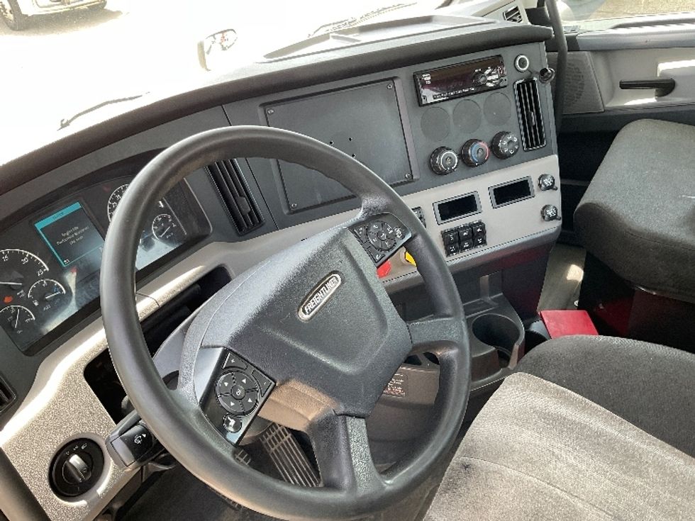 Day Cab Tractor-Heavy Duty Tractors-Freightliner-2018-T12664ST-Holland-MI-351,149\n\t\tmiles-$ 48,750 - Image 10