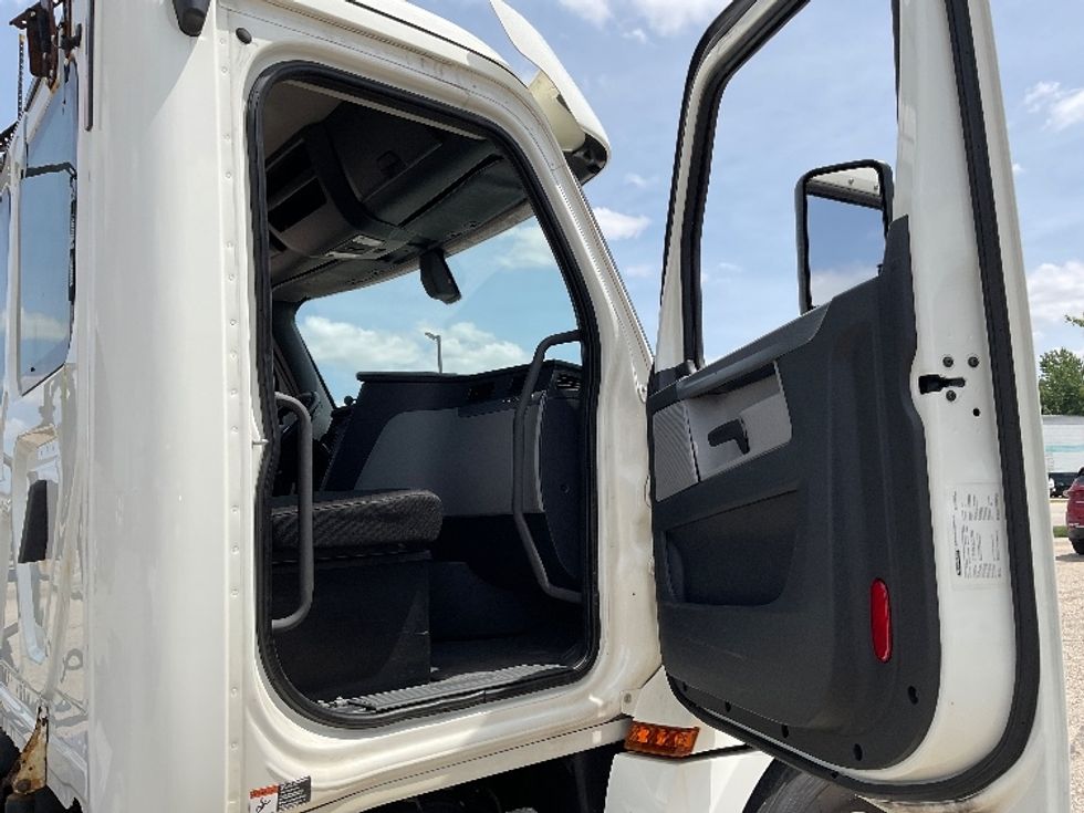 Day Cab Tractor-Heavy Duty Tractors-Freightliner-2018-T12664ST-Holland-MI-351,149\n\t\tmiles-$ 48,750 - Image 12