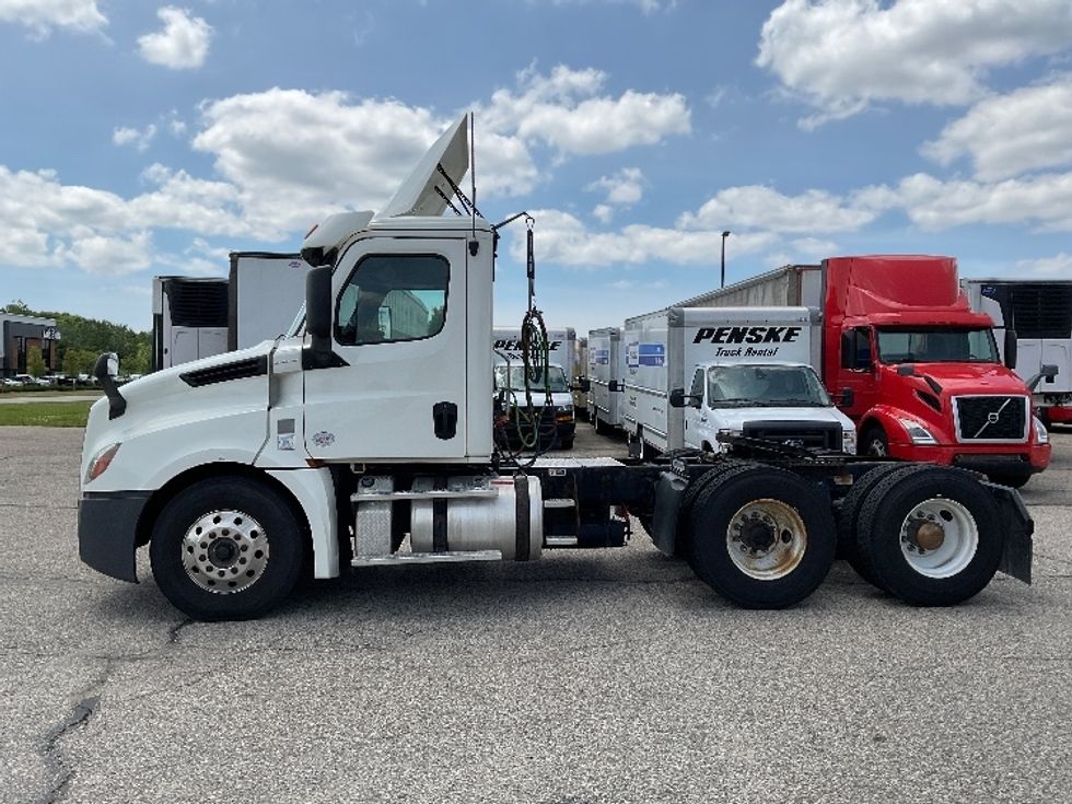Day Cab Tractor-Heavy Duty Tractors-Freightliner-2018-T12664ST-Holland-MI-351,149\n\t\tmiles-$ 48,750 - Image 4