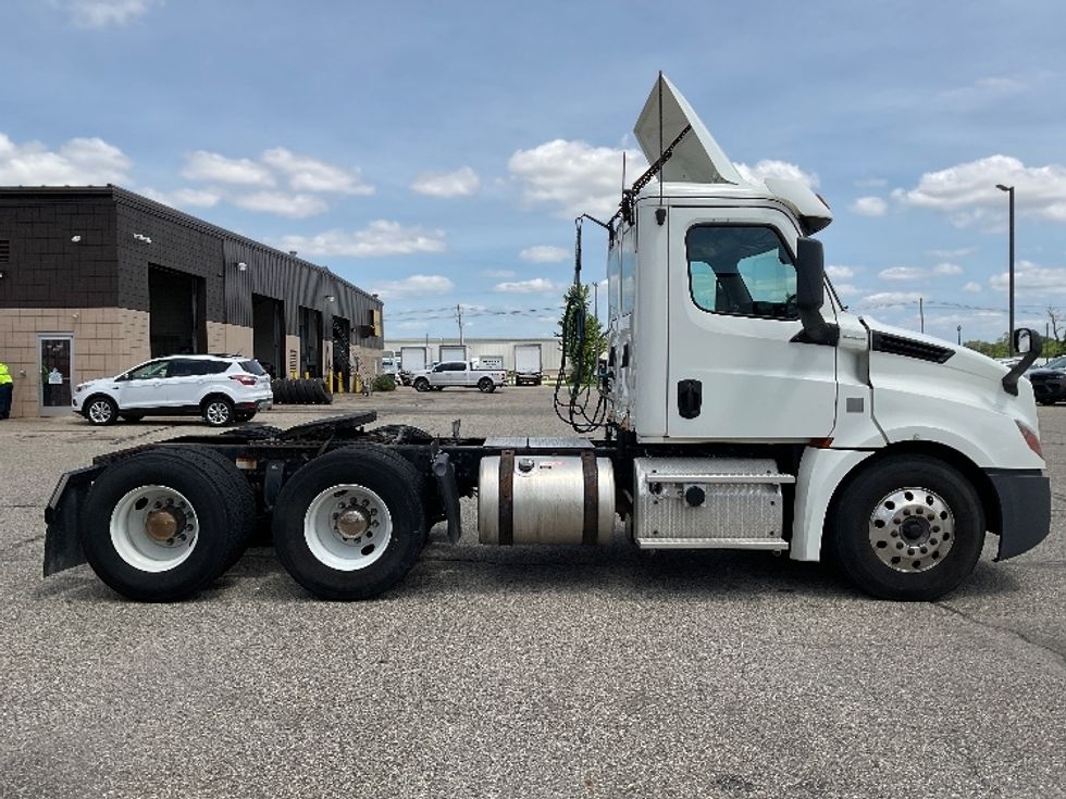 Day Cab Tractor-Heavy Duty Tractors-Freightliner-2018-T12664ST-Holland-MI-351,149\n\t\tmiles-$ 48,750 - Image 8