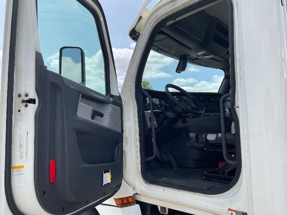 Day Cab Tractor-Heavy Duty Tractors-Freightliner-2018-T12664ST-Holland-MI-351,149\n\t\tmiles-$ 48,750 - Image 9