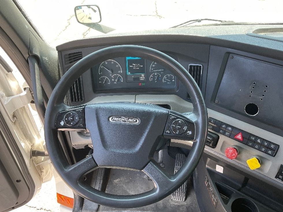 Day Cab Tractor-Heavy Duty Tractors-Freightliner-2018-T12664ST-Holland-MI-359,086\n\t\tmiles-$ 48,250 - Image 11