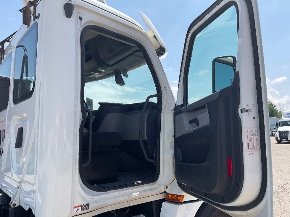 Day Cab Tractor-Heavy Duty Tractors-Freightliner-2018-T12664ST-Holland-MI-359,086\n\t\tmiles-$ 48,250 - Image 12