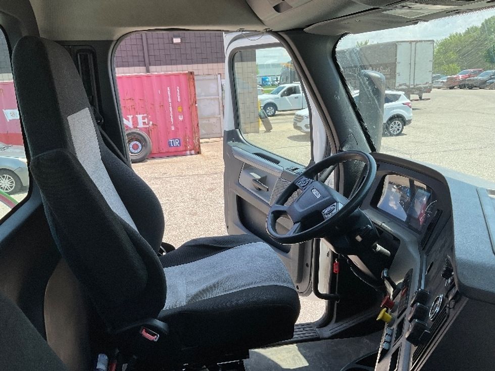 Day Cab Tractor-Heavy Duty Tractors-Freightliner-2018-T12664ST-Holland-MI-359,086\n\t\tmiles-$ 48,250 - Image 14