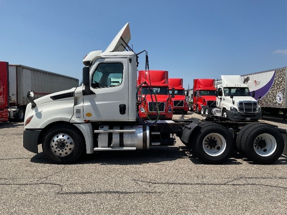 Day Cab Tractor-Heavy Duty Tractors-Freightliner-2018-T12664ST-Holland-MI-359,086\n\t\tmiles-$ 48,250 - Image 4