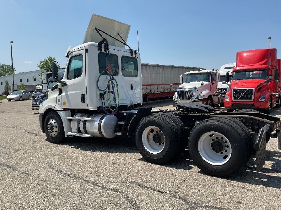 Day Cab Tractor-Heavy Duty Tractors-Freightliner-2018-T12664ST-Holland-MI-359,086\n\t\tmiles-$ 48,250 - Image 5
