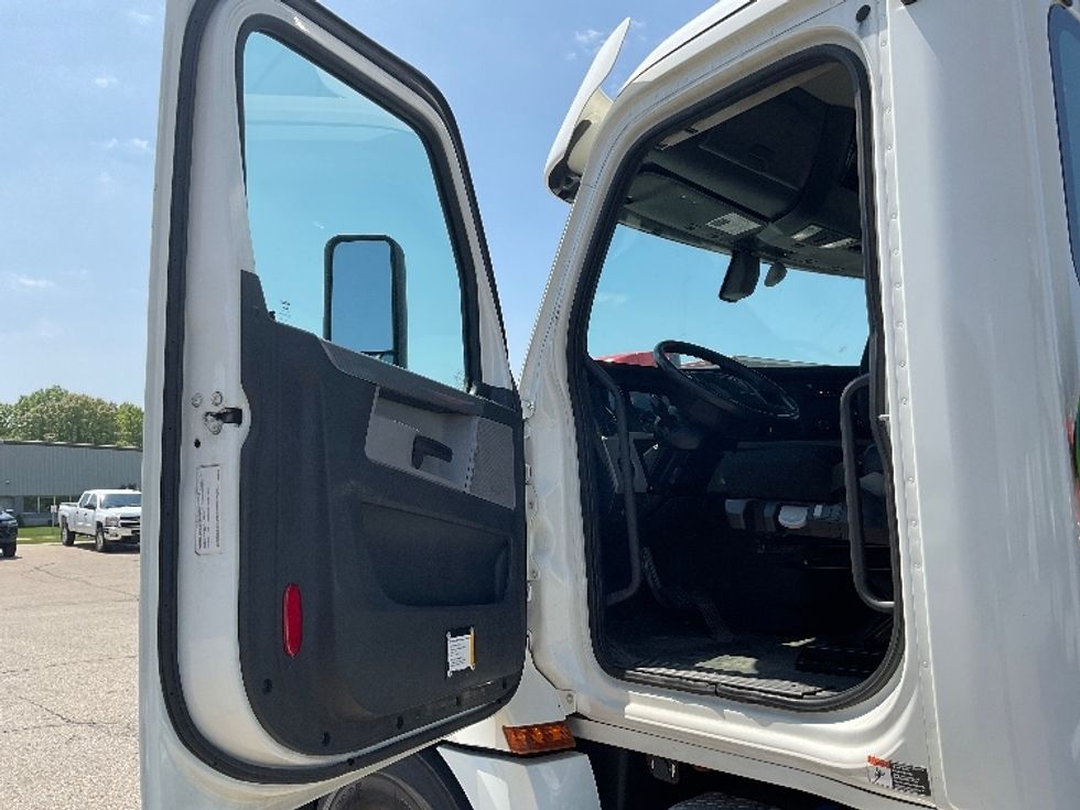 Day Cab Tractor-Heavy Duty Tractors-Freightliner-2018-T12664ST-Holland-MI-359,086\n\t\tmiles-$ 48,250 - Image 9