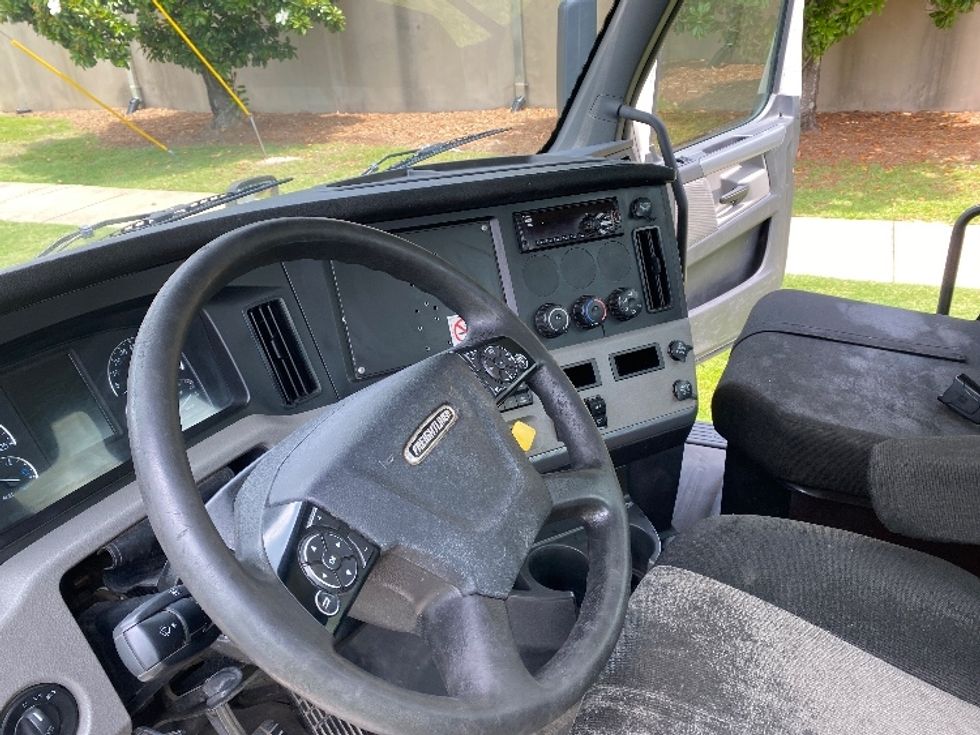 2018 Freightliner Cascadia 126" Day cab photo 9