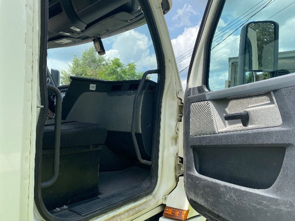 2018 Freightliner Cascadia 126" Day cab photo 11