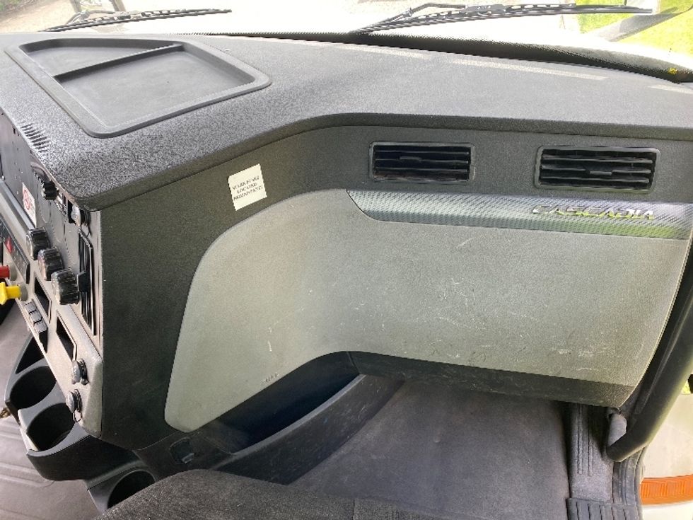 2018 Freightliner Cascadia 126" Day cab photo 12