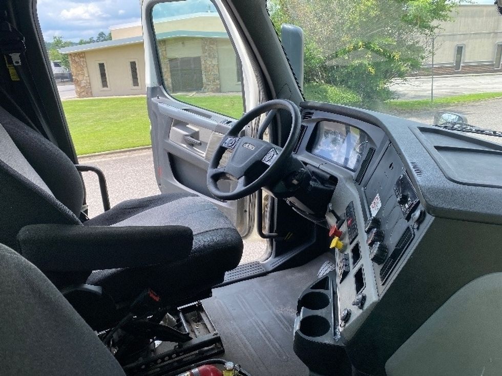 2018 Freightliner Cascadia 126" Day cab photo 13