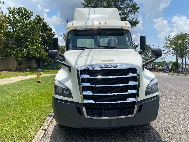2018 Freightliner Cascadia 126" Day cab photo 2