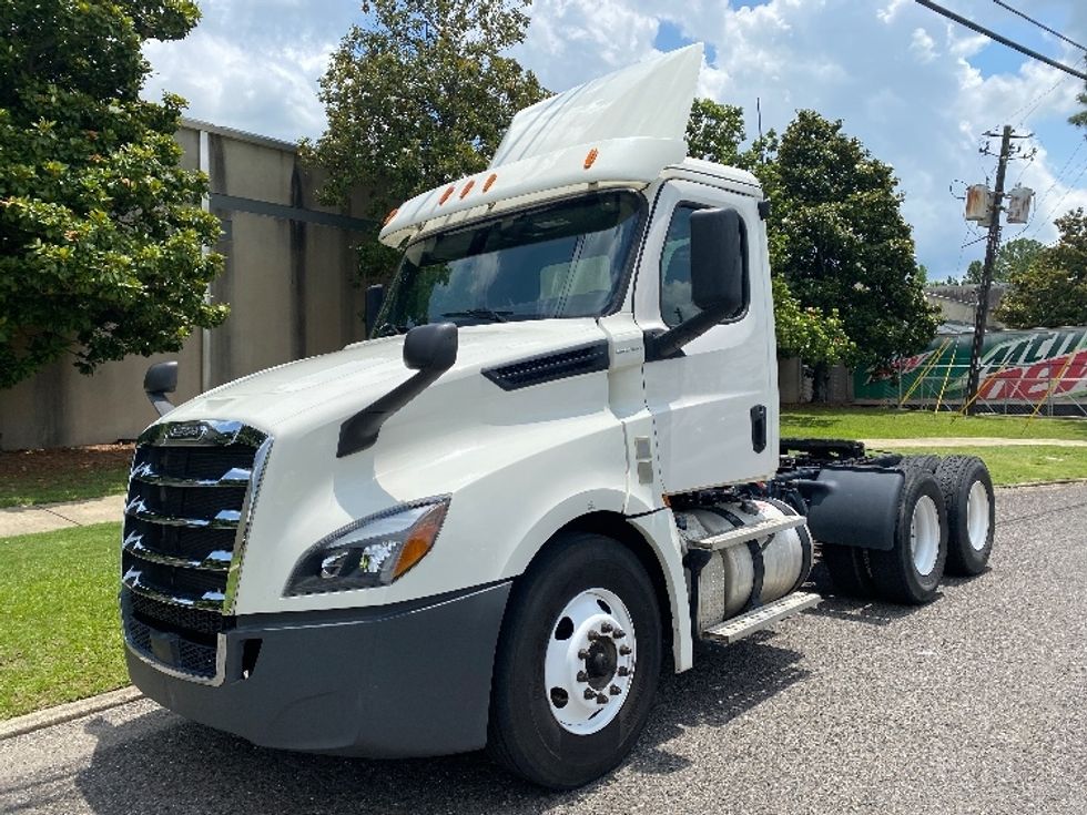 2018 Freightliner Cascadia 126" Day cab photo 3