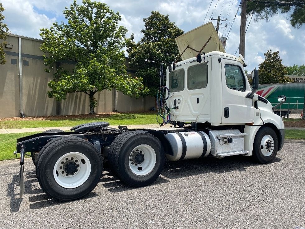 2018 Freightliner Cascadia 126" Day cab photo 6