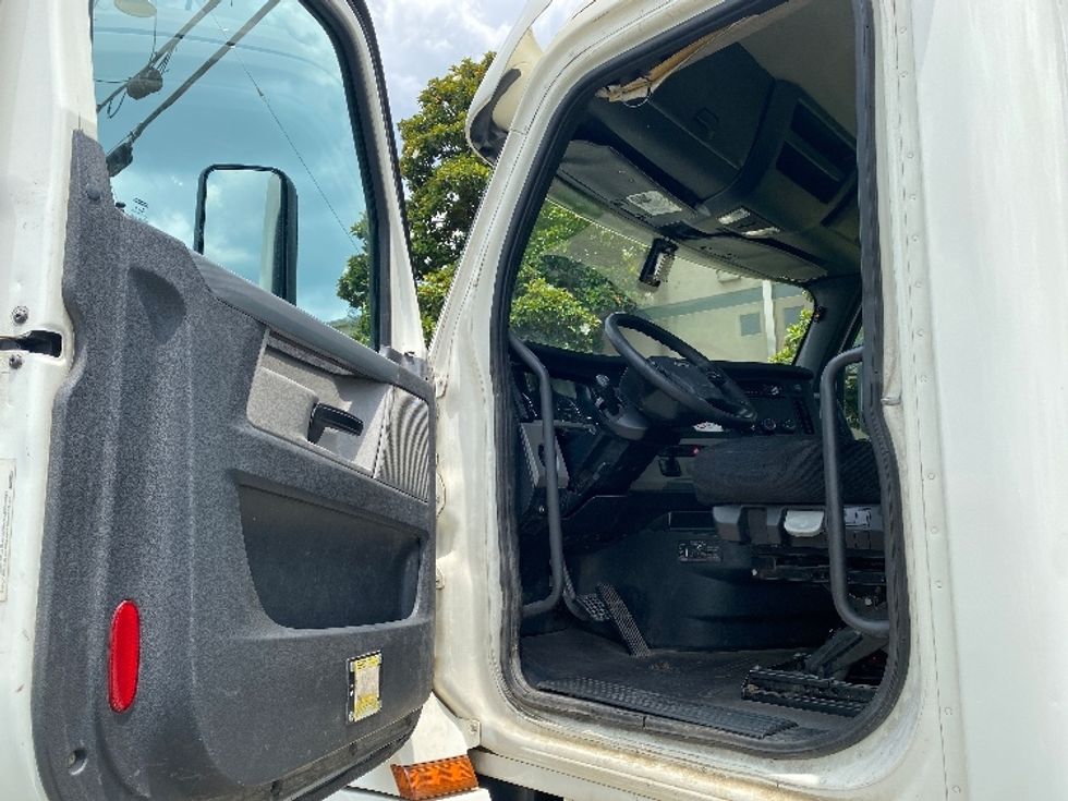 2018 Freightliner Cascadia 126" Day cab photo 8