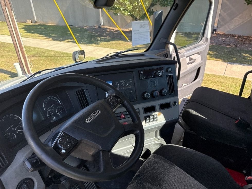 Day Cab Tractor-Heavy Duty Tractors-Freightliner-2018-T12664ST-Homewood-AL-412,192\n\t\tmiles-$ 41,500 - Image 10