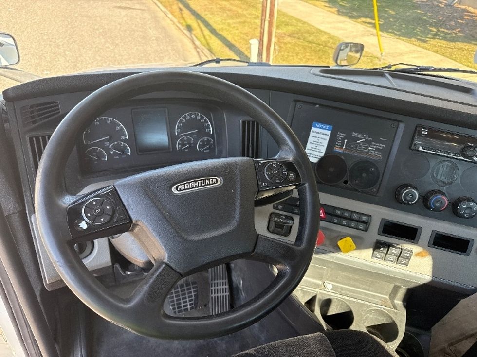 Day Cab Tractor-Heavy Duty Tractors-Freightliner-2018-T12664ST-Homewood-AL-412,192\n\t\tmiles-$ 41,500 - Image 11