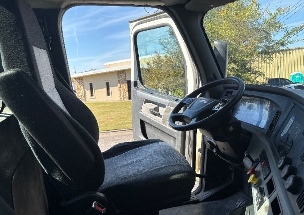 Day Cab Tractor-Heavy Duty Tractors-Freightliner-2018-T12664ST-Homewood-AL-412,192\n\t\tmiles-$ 41,500 - Image 14