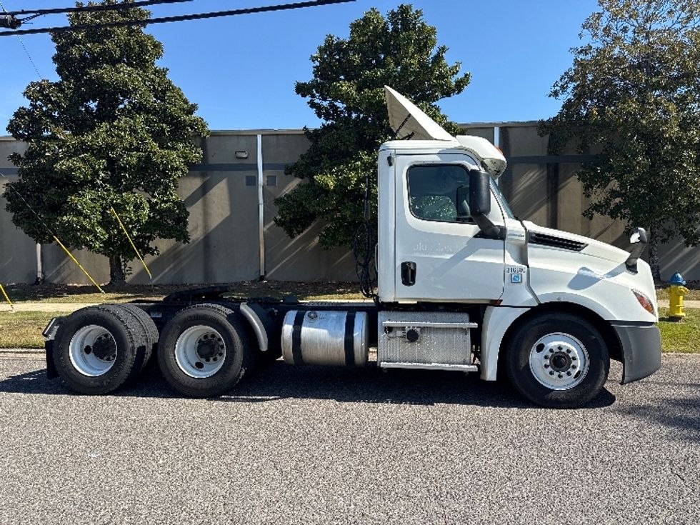 Day Cab Tractor-Heavy Duty Tractors-Freightliner-2018-T12664ST-Homewood-AL-412,192\n\t\tmiles-$ 41,500 - Image 8