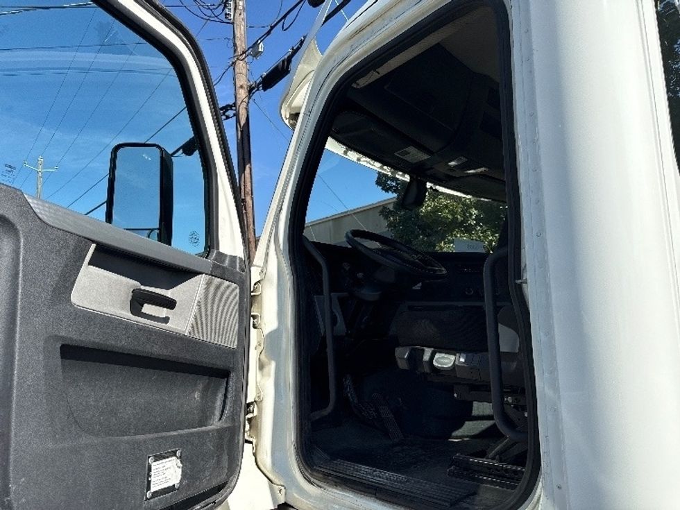 Day Cab Tractor-Heavy Duty Tractors-Freightliner-2018-T12664ST-Homewood-AL-412,192\n\t\tmiles-$ 41,500 - Image 9