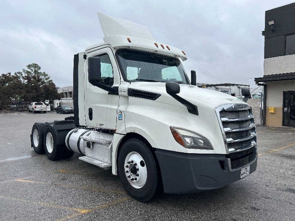 Day Cab Tractor-Heavy Duty Tractors-Freightliner-2018-T12664ST-Houston-TX-436,585\n\t\tmiles-$ 41,250 - Image 1