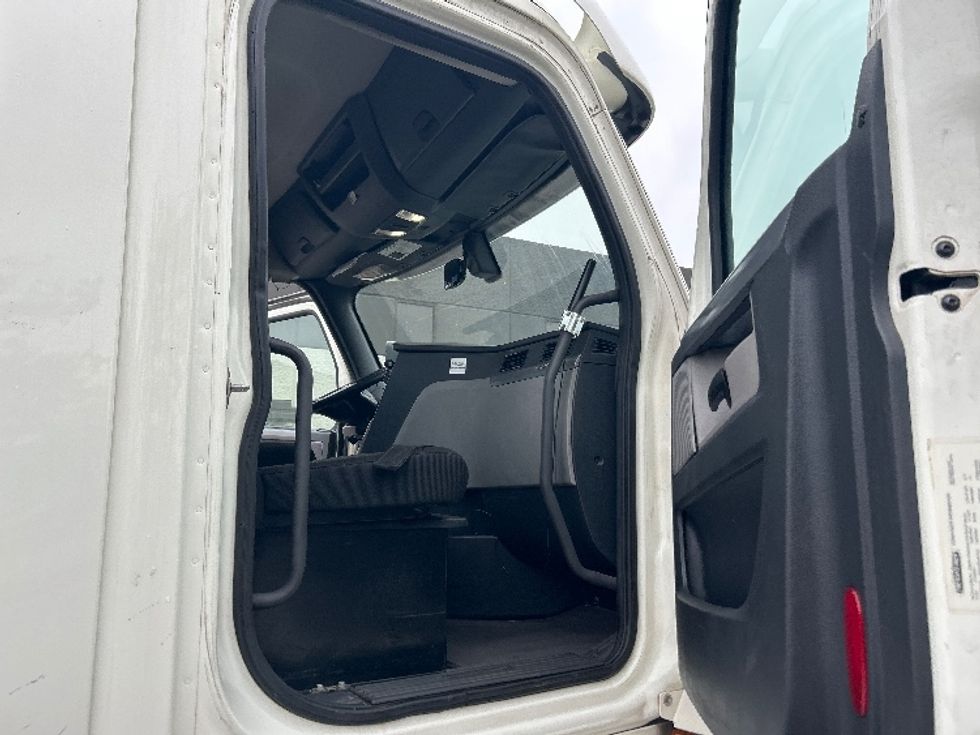 Day Cab Tractor-Heavy Duty Tractors-Freightliner-2018-T12664ST-Houston-TX-436,585\n\t\tmiles-$ 41,250 - Image 11