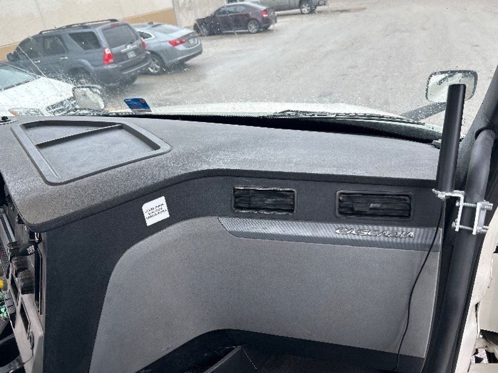 Day Cab Tractor-Heavy Duty Tractors-Freightliner-2018-T12664ST-Houston-TX-436,585\n\t\tmiles-$ 41,250 - Image 12