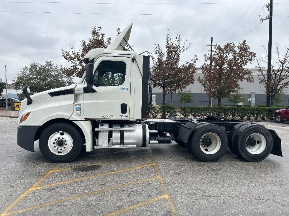 Day Cab Tractor-Heavy Duty Tractors-Freightliner-2018-T12664ST-Houston-TX-436,585\n\t\tmiles-$ 41,250 - Image 4