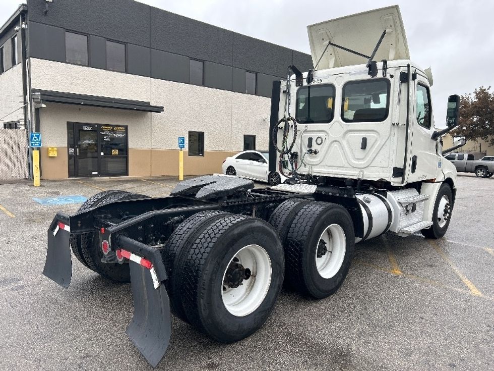 Day Cab Tractor-Heavy Duty Tractors-Freightliner-2018-T12664ST-Houston-TX-436,585\n\t\tmiles-$ 41,250 - Image 7