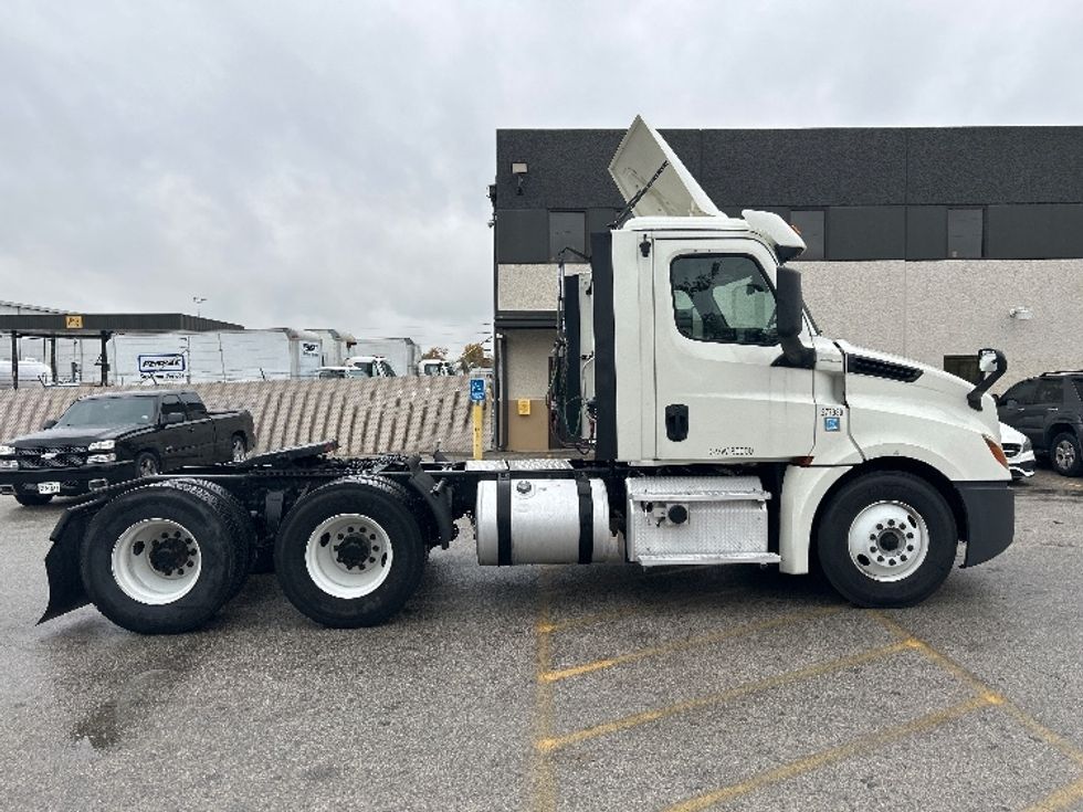 Day Cab Tractor-Heavy Duty Tractors-Freightliner-2018-T12664ST-Houston-TX-436,585\n\t\tmiles-$ 41,250 - Image 8