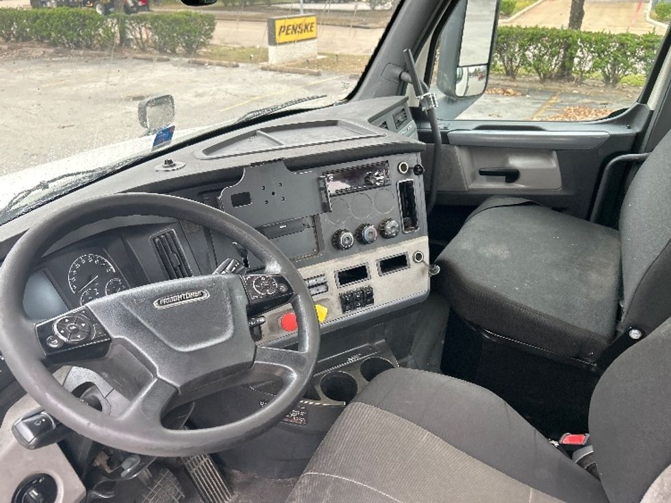 Day Cab Tractor-Heavy Duty Tractors-Freightliner-2018-T12664ST-Houston-TX-436,585\n\t\tmiles-$ 41,250 - Image 9