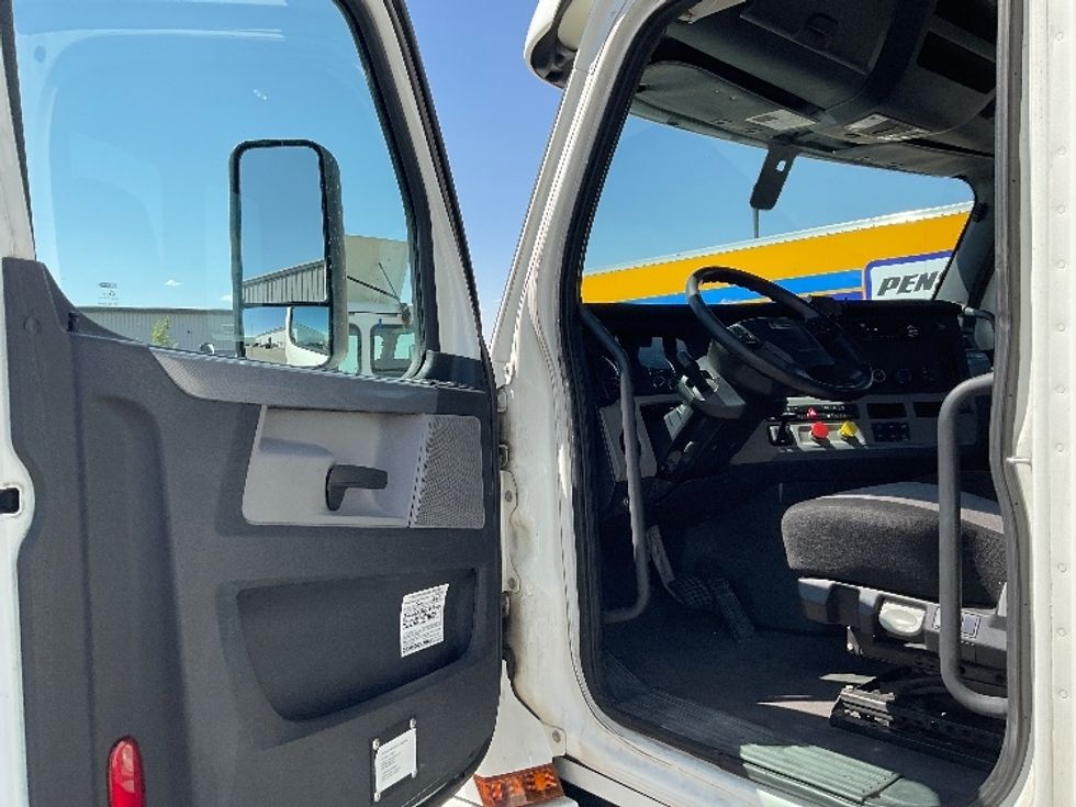 Day Cab Tractor-Heavy Duty Tractors-Freightliner-2018-T12664ST-Idaho Falls-ID-167,302\n\t\tmiles-$ 58,750 - Image 9
