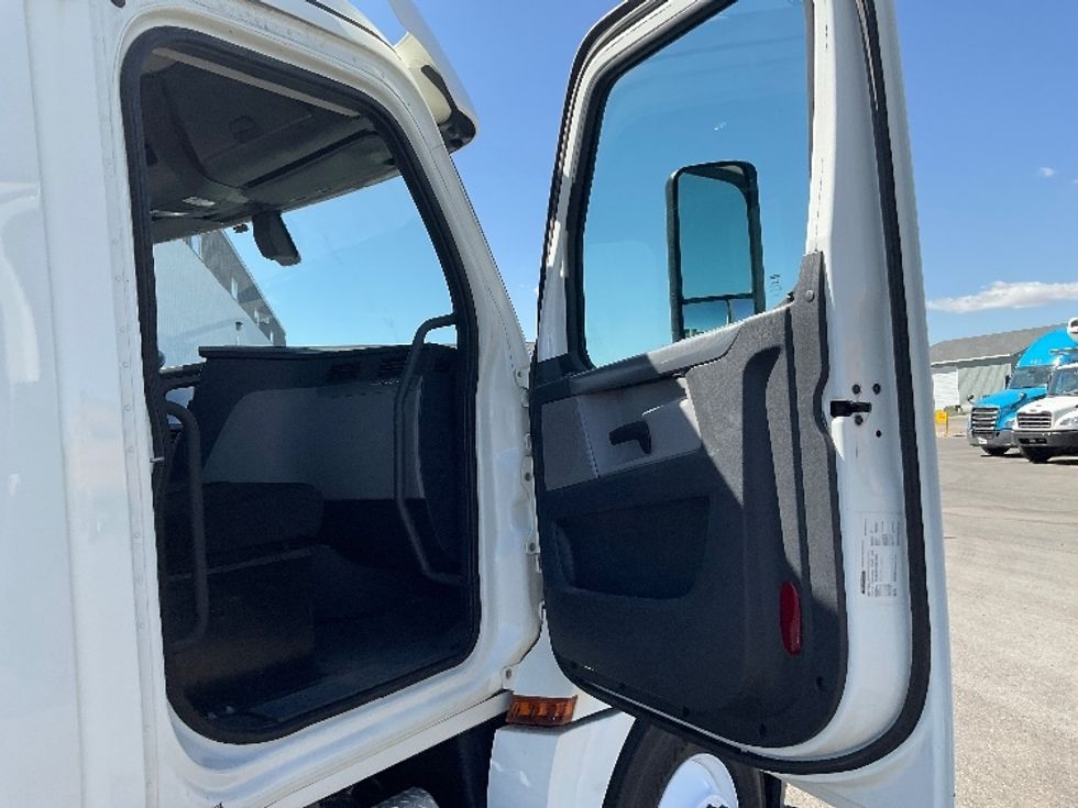 Day Cab Tractor-Heavy Duty Tractors-Freightliner-2018-T12664ST-Idaho Falls-ID-174,194\n\t\tmiles-$ 58,500 - Image 12