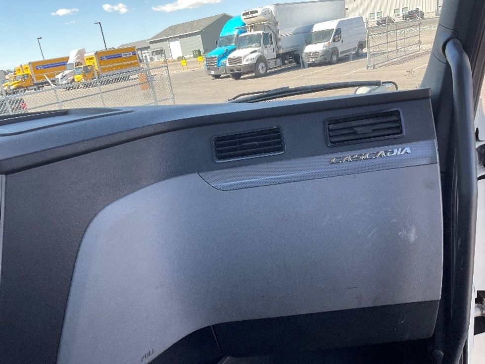 Day Cab Tractor-Heavy Duty Tractors-Freightliner-2018-T12664ST-Idaho Falls-ID-174,194\n\t\tmiles-$ 58,500 - Image 13