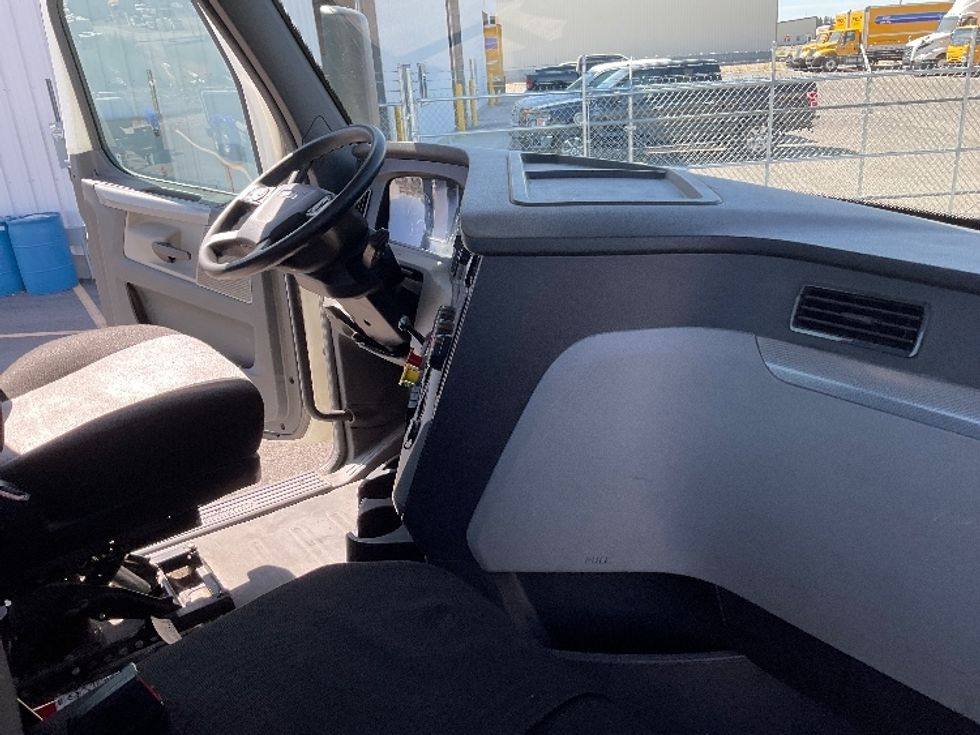 Day Cab Tractor-Heavy Duty Tractors-Freightliner-2018-T12664ST-Idaho Falls-ID-174,194\n\t\tmiles-$ 58,500 - Image 14
