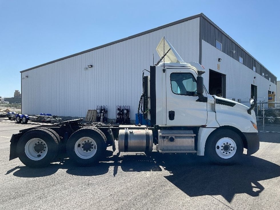 Day Cab Tractor-Heavy Duty Tractors-Freightliner-2018-T12664ST-Idaho Falls-ID-174,194\n\t\tmiles-$ 58,500 - Image 8