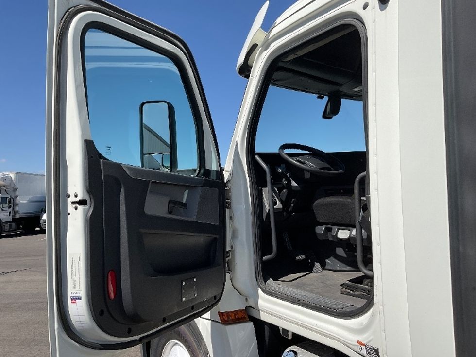 Day Cab Tractor-Heavy Duty Tractors-Freightliner-2018-T12664ST-Idaho Falls-ID-174,194\n\t\tmiles-$ 58,500 - Image 9
