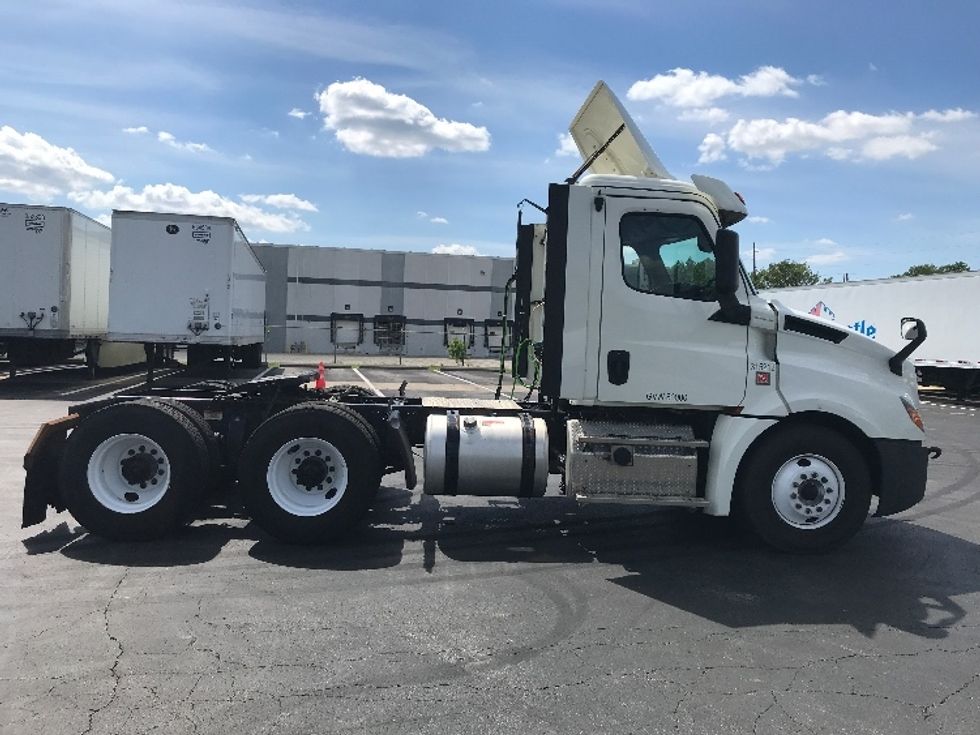 Day Cab Tractor-Heavy Duty Tractors-Freightliner-2018-T12664ST-Indianapolis-IN-253,879\n\t\tmiles-$ 57,250 - Image 8