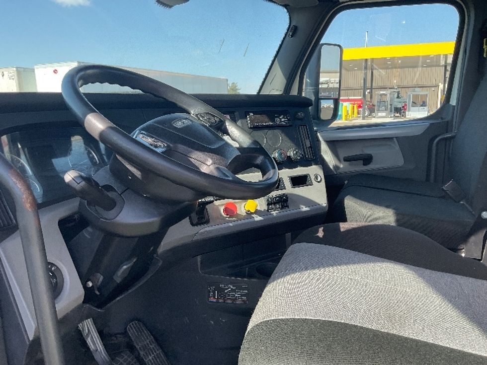 Day Cab Tractor-Heavy Duty Tractors-Freightliner-2018-T12664ST-Indianapolis-IN-253,900\n\t\tmiles-$ 45,000 - Image 10